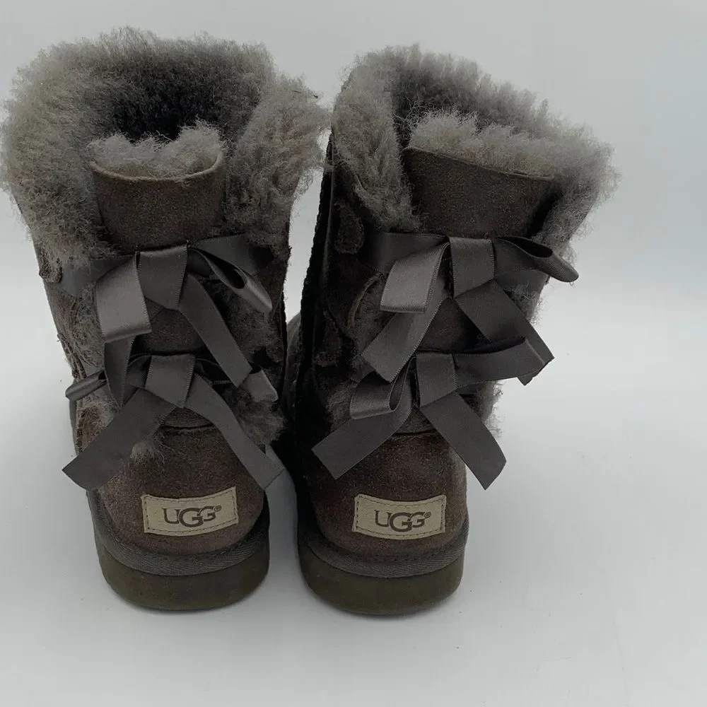 UGG Bailey Bow/Double Bow in grey big girl size 4